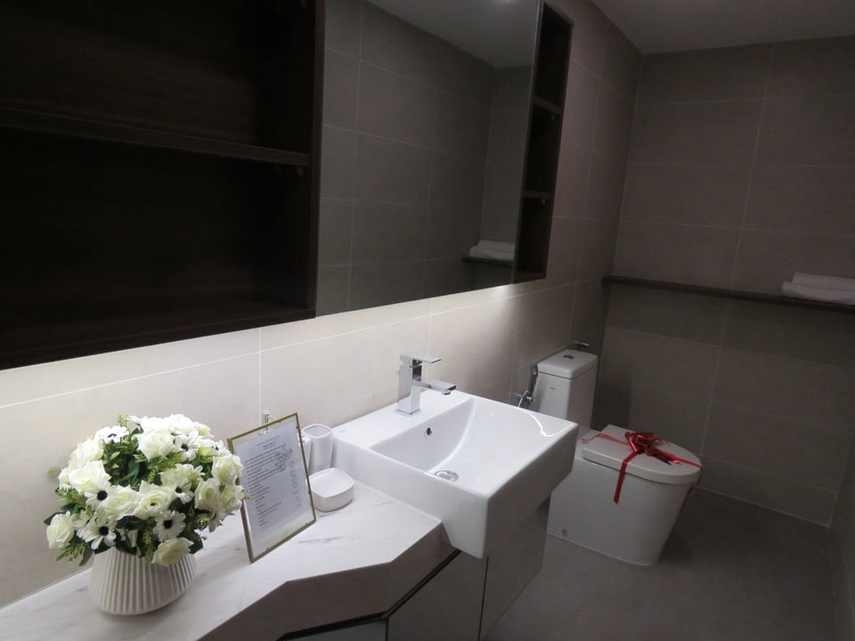Phòng tắm - vệ sinh tại căn hộ mẫu la Cosmo - Căn hộ trung tâm tân Bình